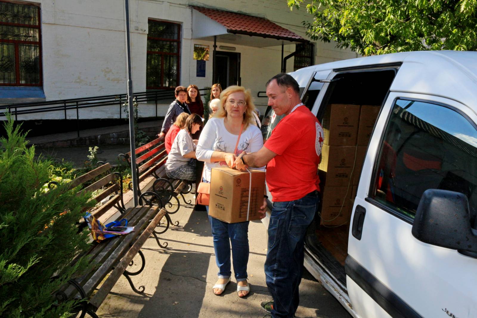 Новини Козятина - фото з У Козятині переселенцям роздавали продуктові набори