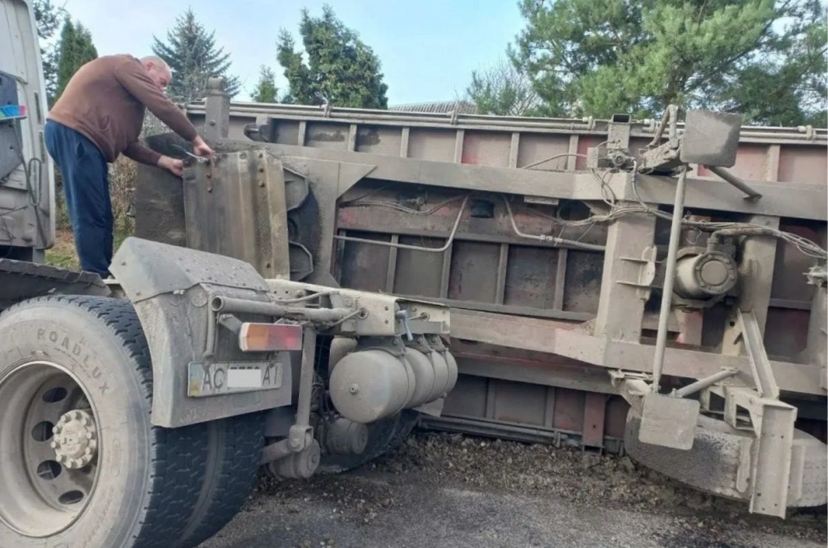 Новини Тернополя - фото з Вдруге за тиждень: в Ігровиці знову перекинулась фура з буряками