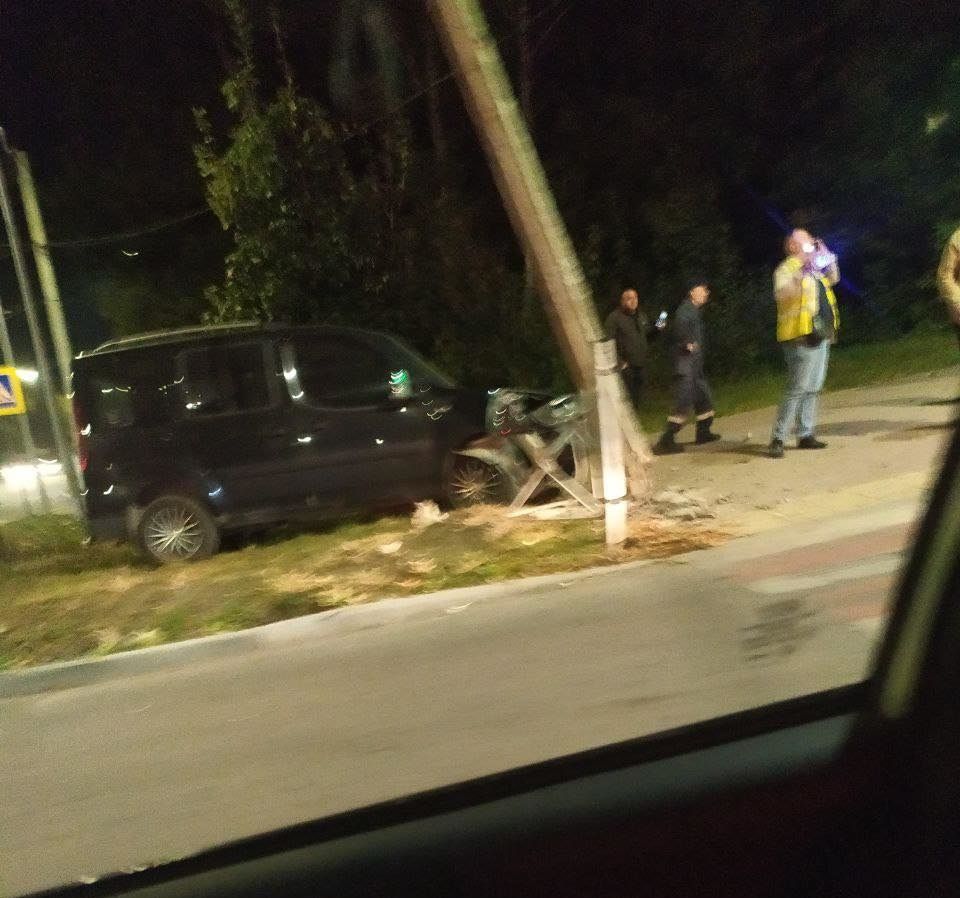 Новини Тернополя - фото з Біля АТБ на «Дружбі» водій напідпитку зніс електроопору