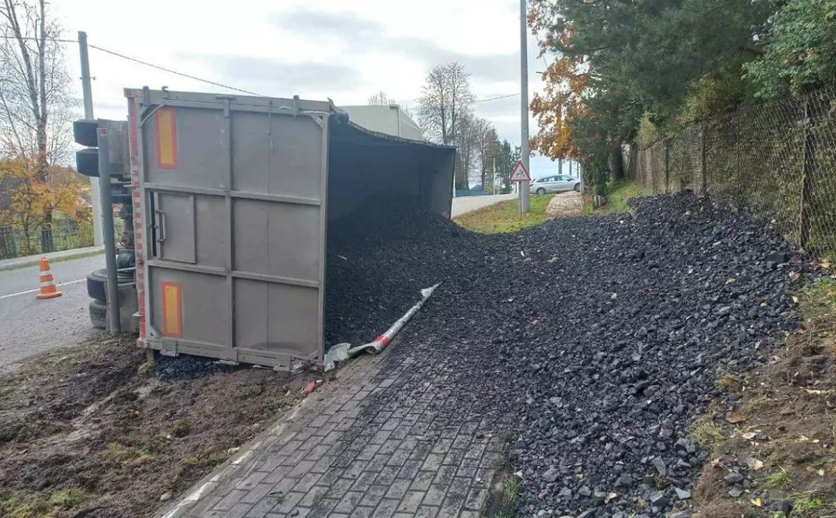 Новини Тернополя - фото з Вдруге за тиждень: в Ігровиці знову перекинулась фура з буряками