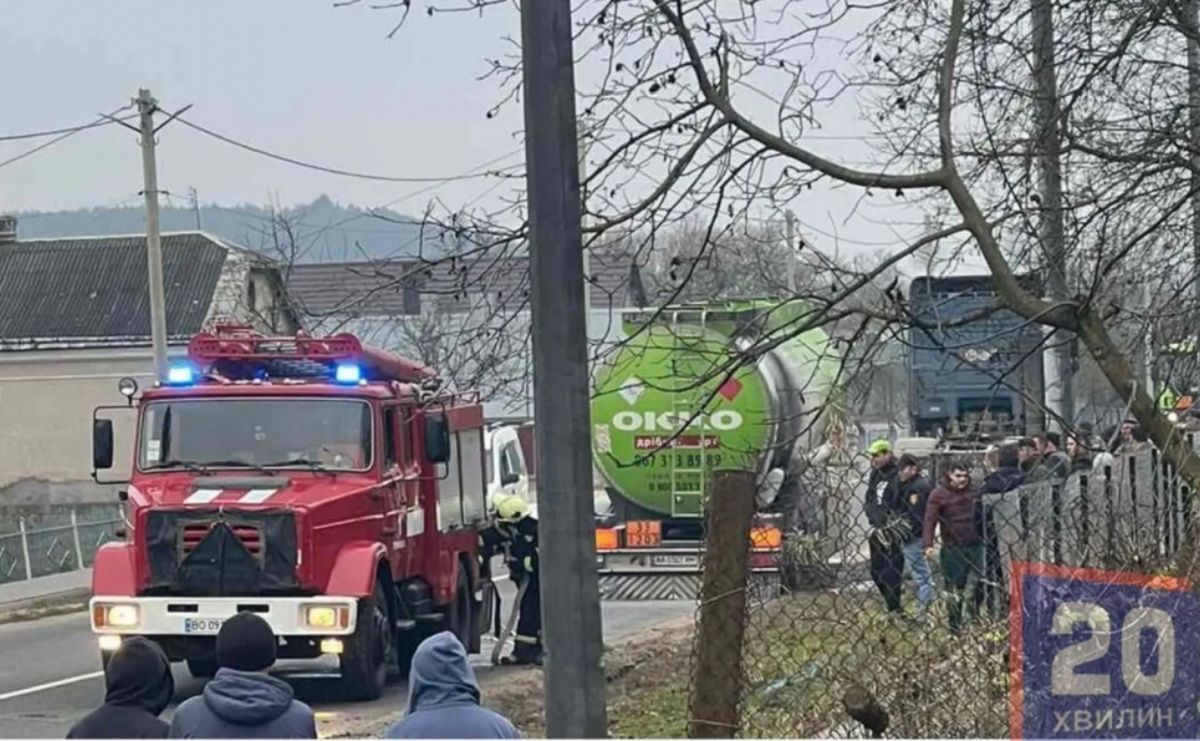 Новини Тернополя - фото з Вдруге за тиждень: в Ігровиці знову перекинулась фура з буряками