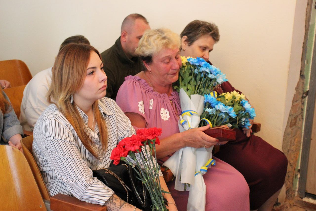 Возможно, это изображение 4 человека и цветок