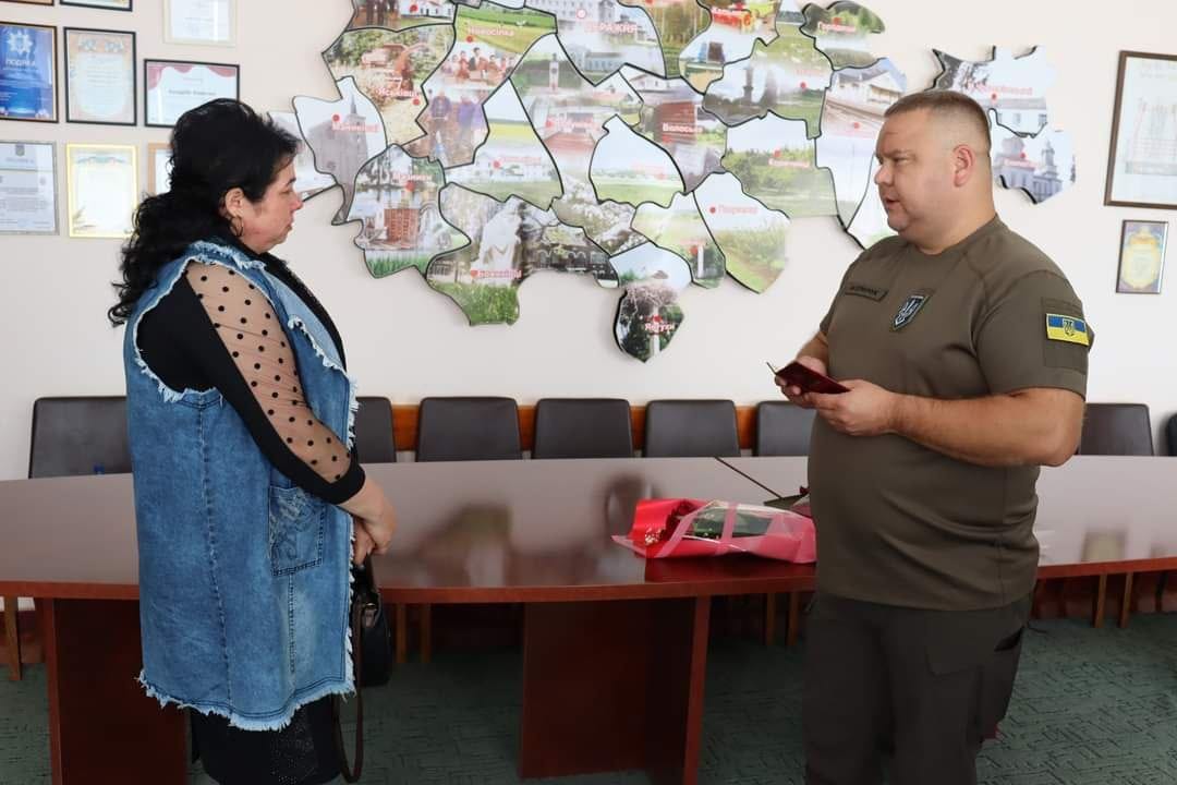 Возможно, это изображение 2 человека и больница