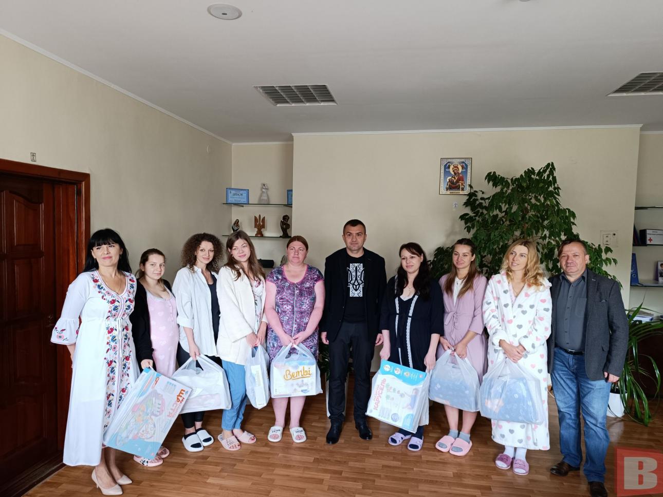 Новини Хмельницького - фото з Більше хлопчиків і двійня. У Хмельницькому вітали мам, які народили у День міста