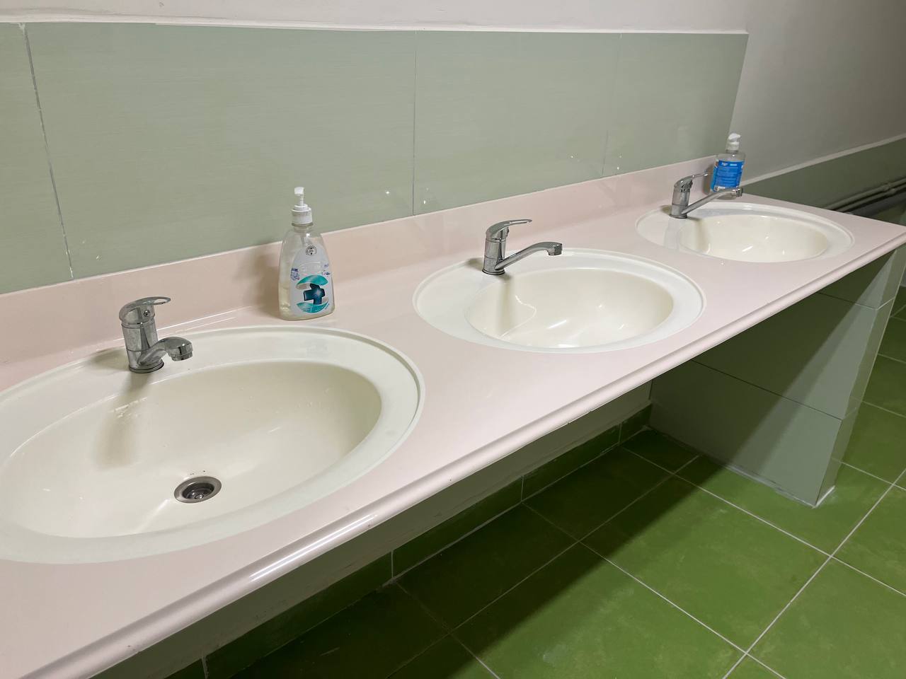 Новини Тернополя - фото з Мають проектори та зони відпочинку: ми побували в трьох шкільних укриттях Тернополя