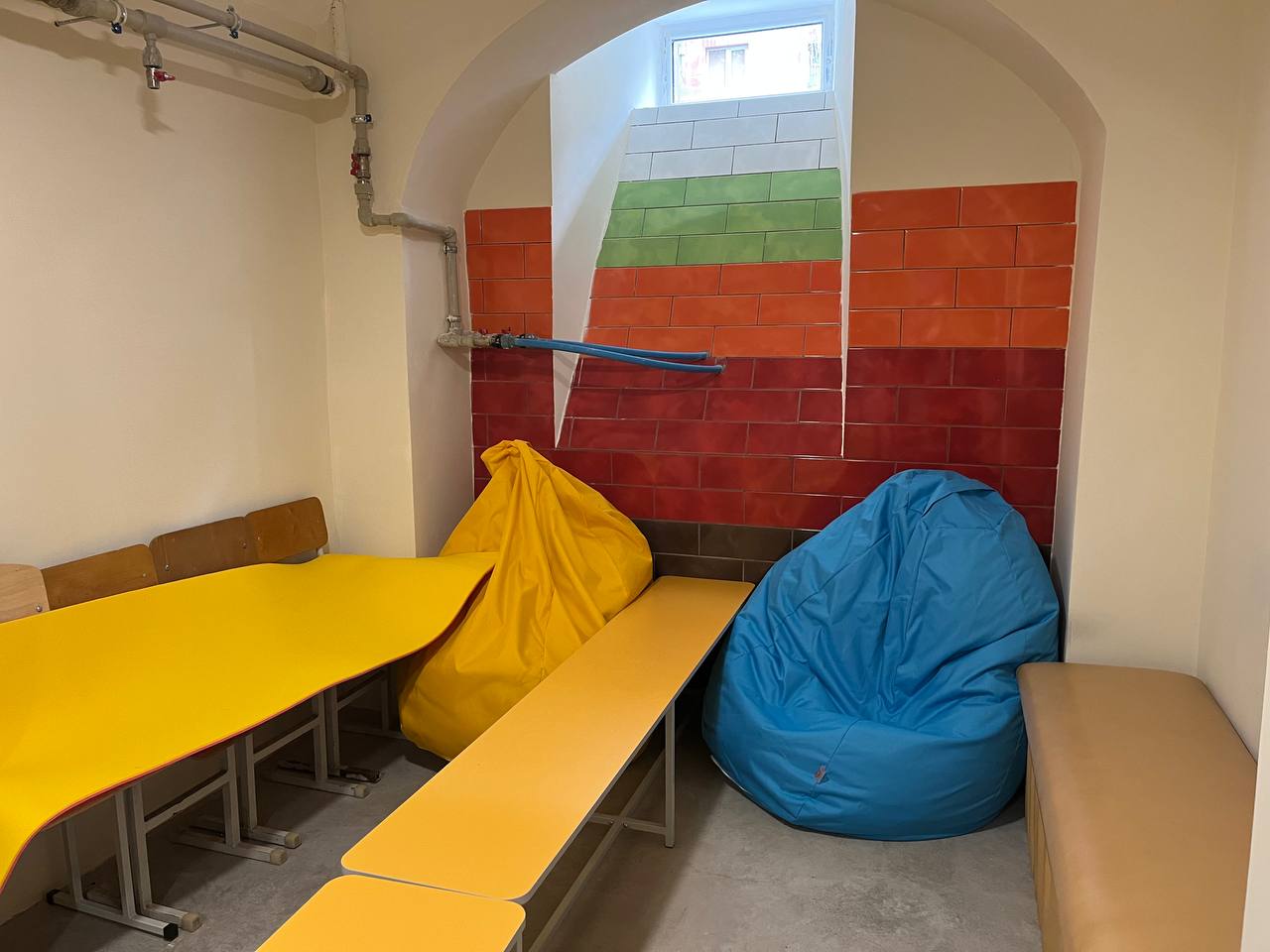 Новини Тернополя - фото з Мають проектори та зони відпочинку: ми побували в трьох шкільних укриттях Тернополя