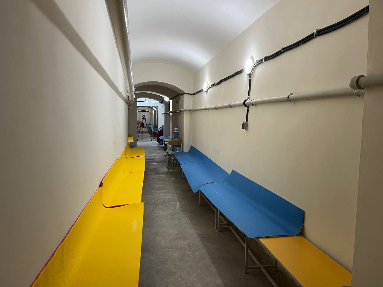 Новини Тернополя - фото з Мають проектори та зони відпочинку: ми побували в трьох шкільних укриттях Тернополя