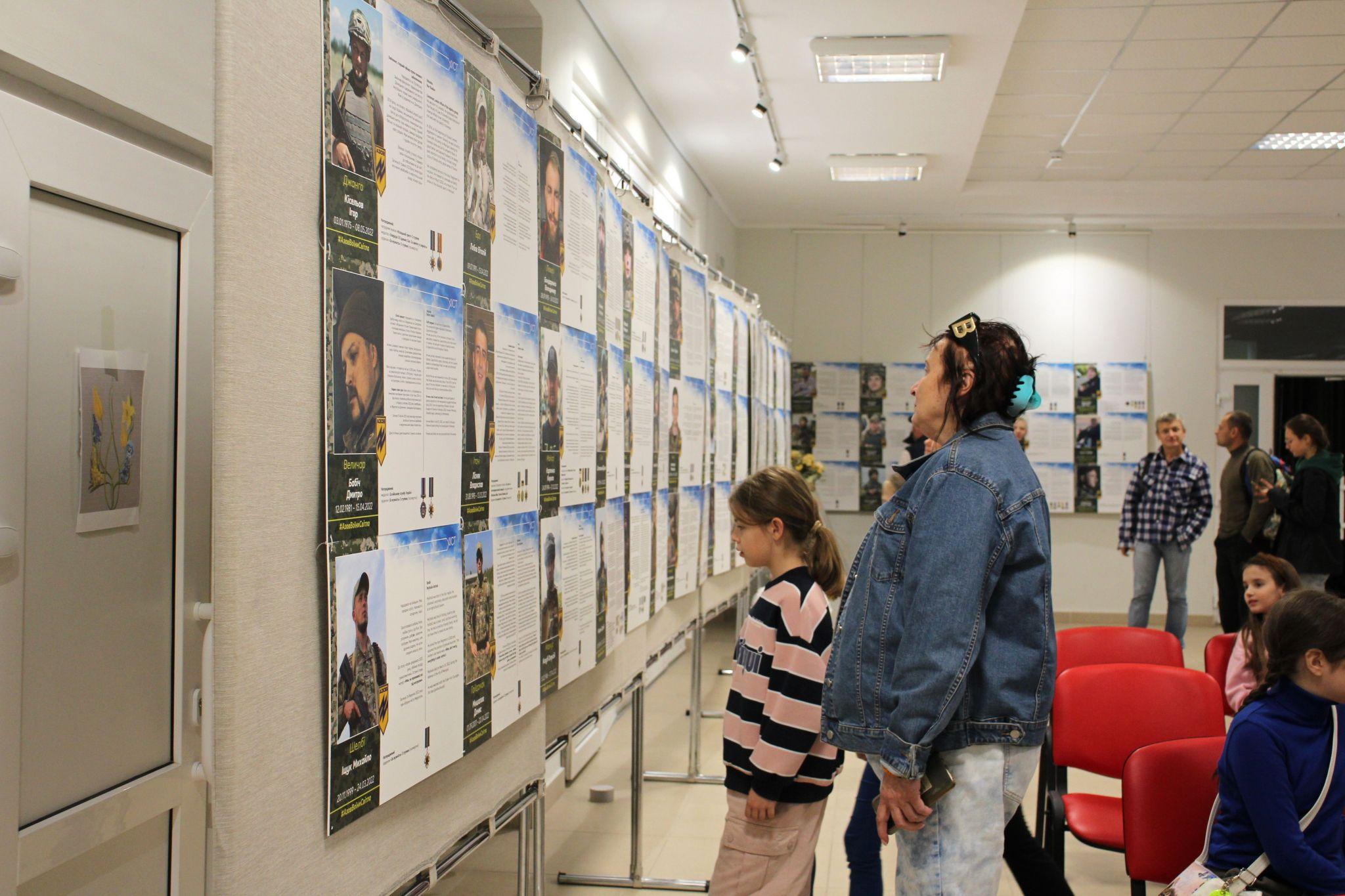 Новини Хмельницького - фото з «Янголи Маріуполя»: у Хмельницькому розгорнули фотовиставку, присвячену азовцям