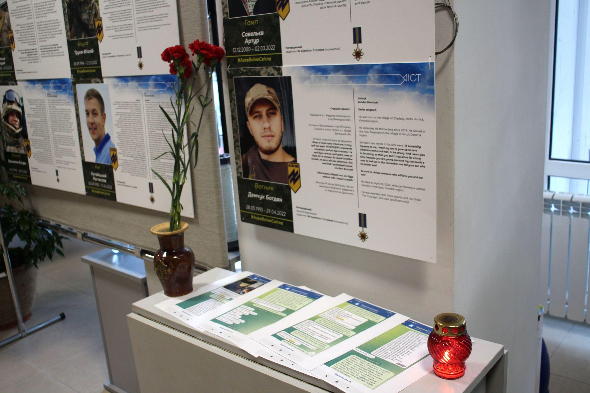 Новини Хмельницького - фото з «Янголи Маріуполя»: у Хмельницькому розгорнули фотовиставку, присвячену азовцям