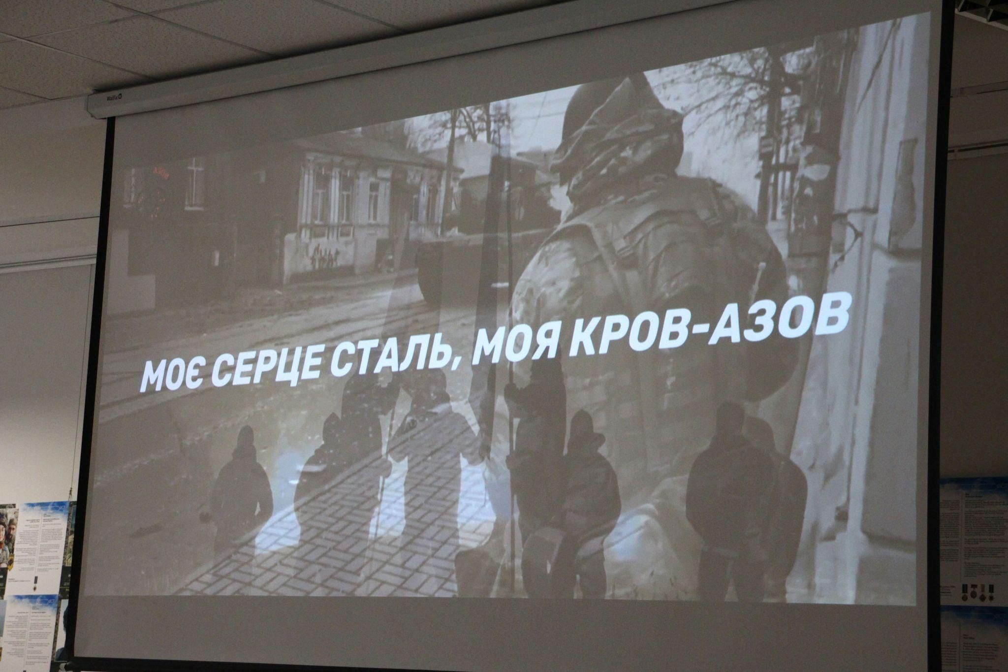 Новини Хмельницького - фото з «Янголи Маріуполя»: у Хмельницькому розгорнули фотовиставку, присвячену азовцям