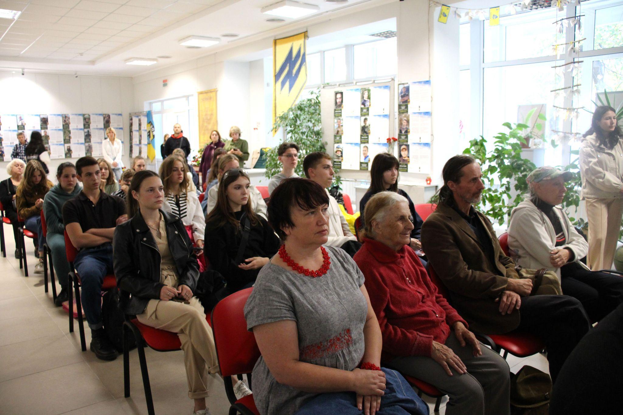 Новини Хмельницького - фото з «Янголи Маріуполя»: у Хмельницькому розгорнули фотовиставку, присвячену азовцям