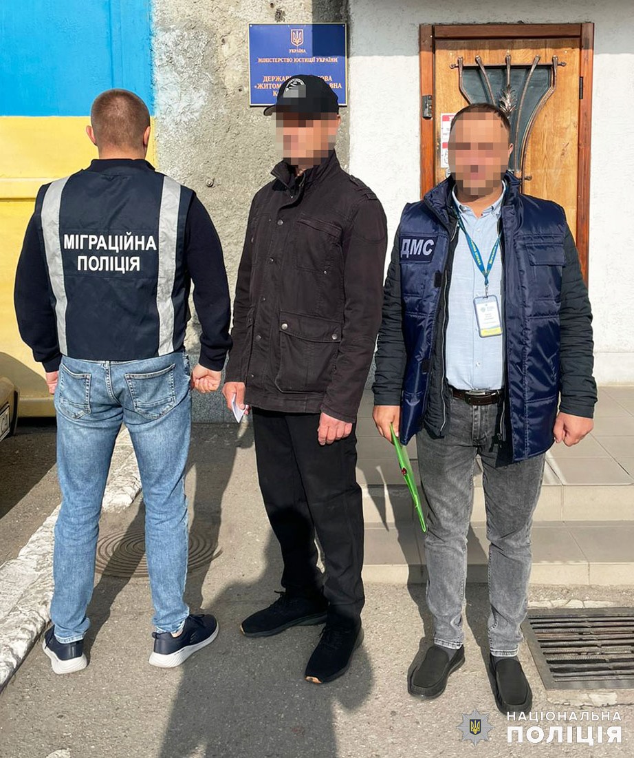 за поданням поліцейських житомирщини громадянина рф примусово видворять з україни