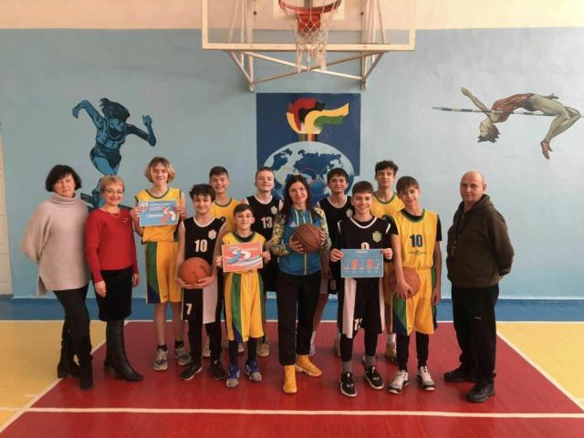 Новини Житомира - фото з #плічопліч: Юлія Олішевська побувала на тренуванні з баскетболу команди Ліцею № 4 м. Бердичева