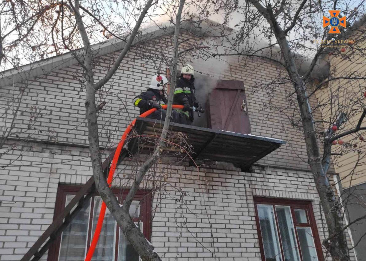 Новини Вінниці - фото з З палаючого будинку на Вінниччині надзвичайники врятували кота власника