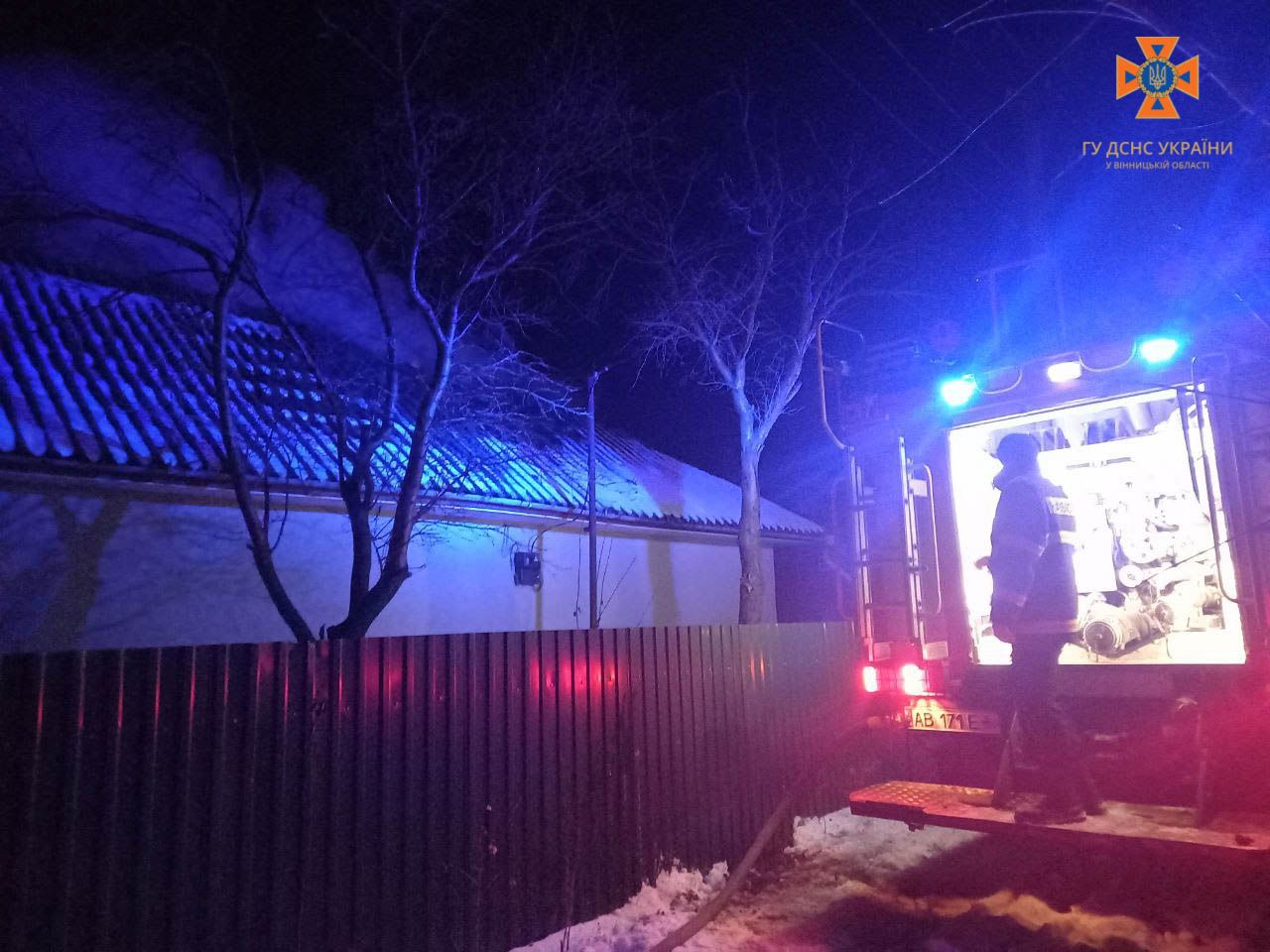 Новини Вінниці - фото з З палаючого будинку на Вінниччині надзвичайники врятували кота власника