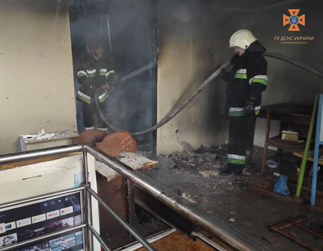 Новини Вінниці - фото з З палаючого будинку на Вінниччині надзвичайники врятували кота власника