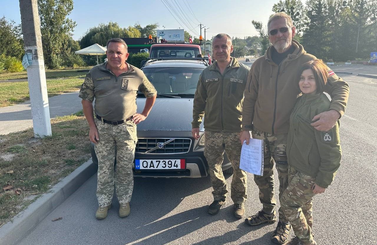 Новини Вінниці - фото з Латвієць доправив військовим з Вінниці 40 автомобілів, два з них — машини-«алкашки». Що це таке?