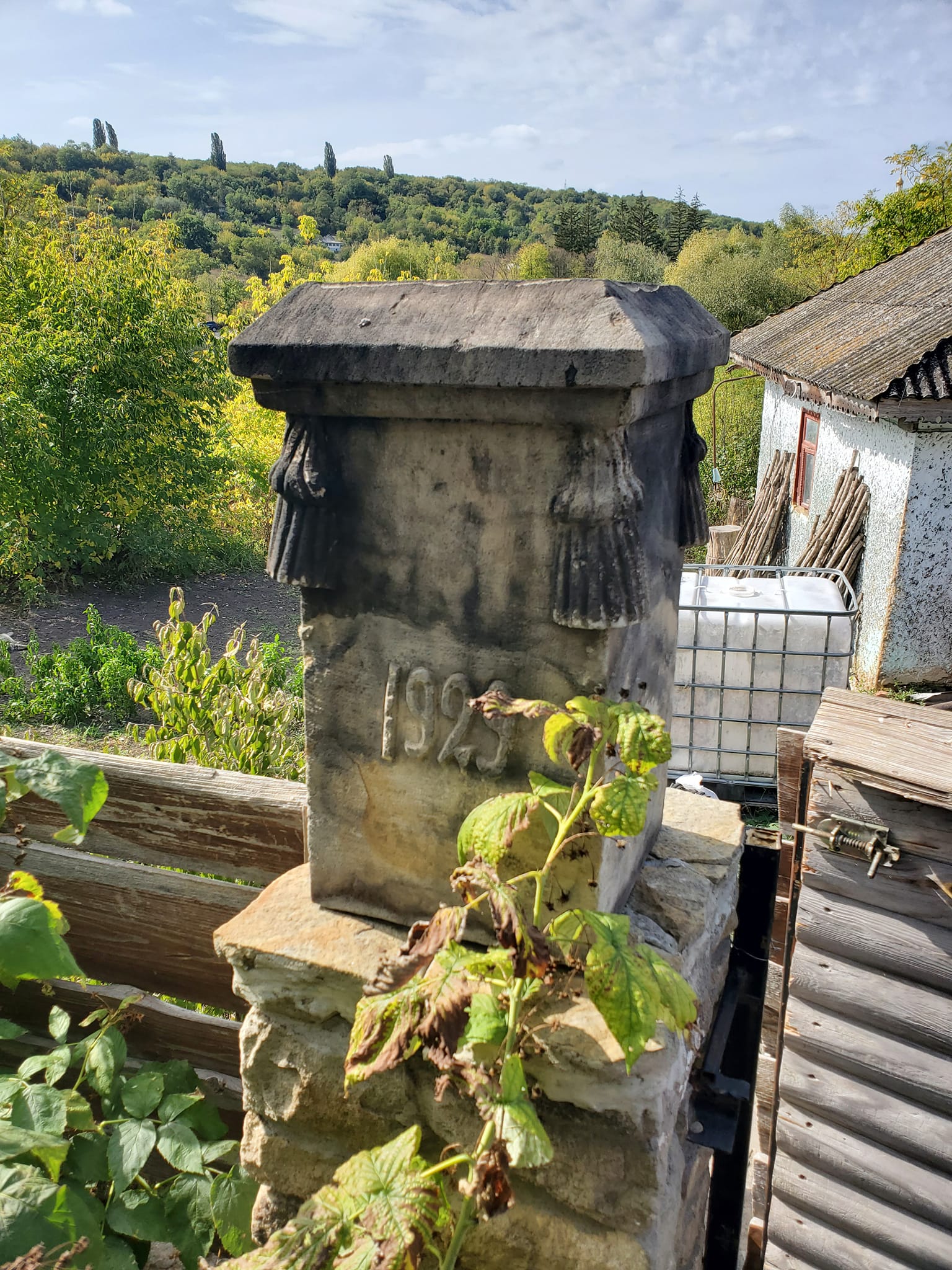 Новини Вінниці - фото з З кам’яного моноліта: в Буші чоловік зібрав колекцію унікальних димарів