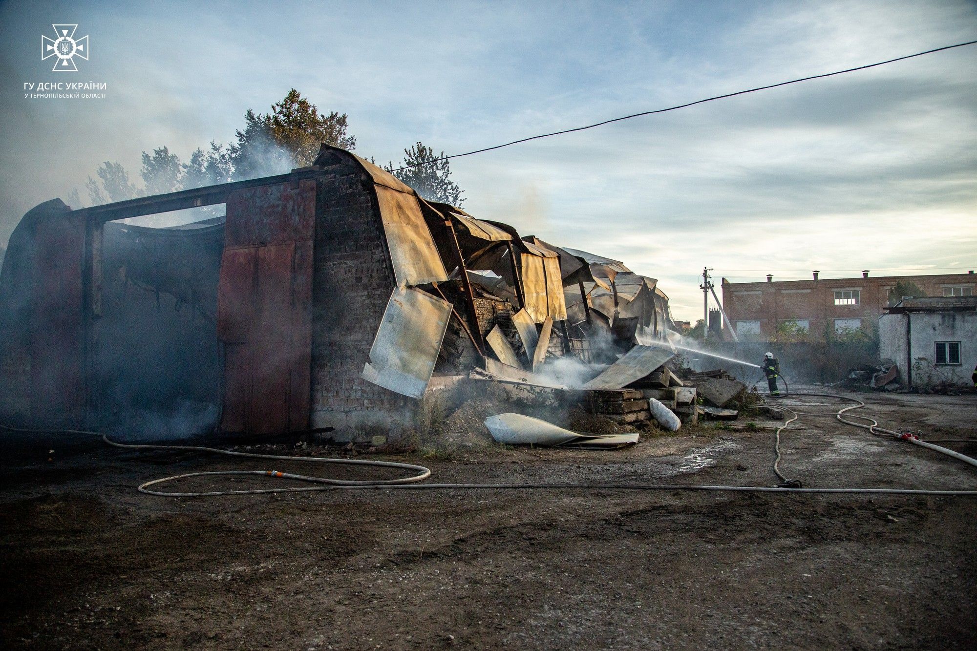Новини Тернополя - фото з У Чортківському районі горів склад з паливними палетами