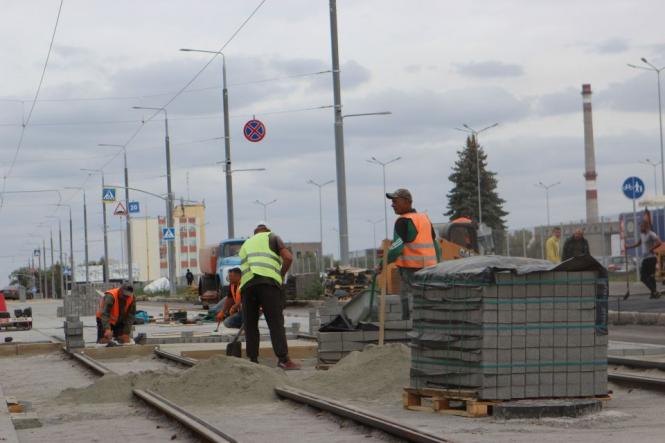 Трамвайні колії прокладені вздовж всієї вулиці: як виглядає реконструкція на Батозькій