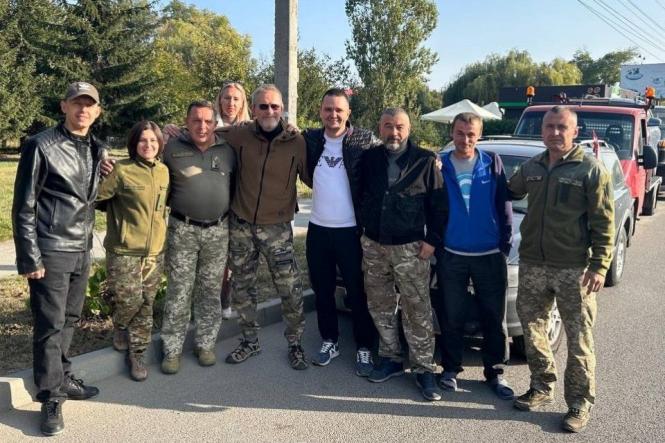 Латвієць доправив військовим з Вінниці 40 автомобілів, два з них — машини-«алкашки». Що це таке?