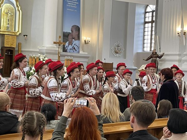 Новини Житомира - фото з Житомиряни з хору "Глорія"заспівали з з хором хлопчиків та юнаків з Києва у костьолі Святого Йоанна з Дуклі