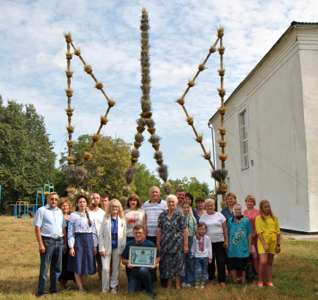 Новини Хмельницького - фото з Хмельницький ексвійськовий створив рекордний тризуб На Хмельниччині колишній військовий створив найбільший тризуб із дідухів та сухоцвіту
