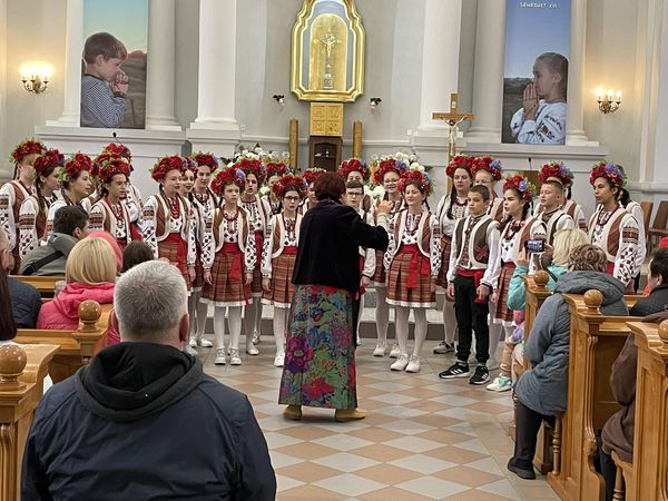 Новини Житомира - фото з Житомиряни з хору "Глорія"заспівали з з хором хлопчиків та юнаків з Києва у костьолі Святого Йоанна з Дуклі