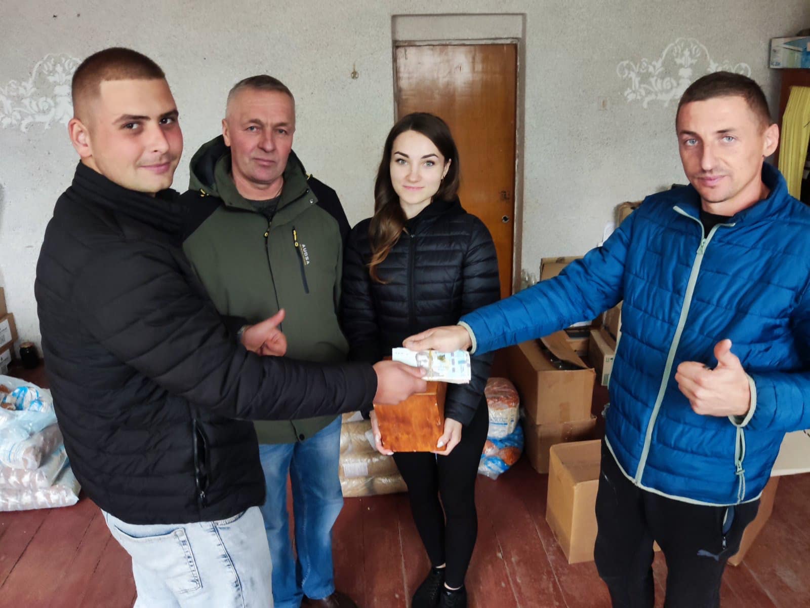 Новини Козятина - фото з Йшли на весілля і кидали гроші в скриньку: молодята з Вівсяників передали волонтерам 12 тисяч гривень