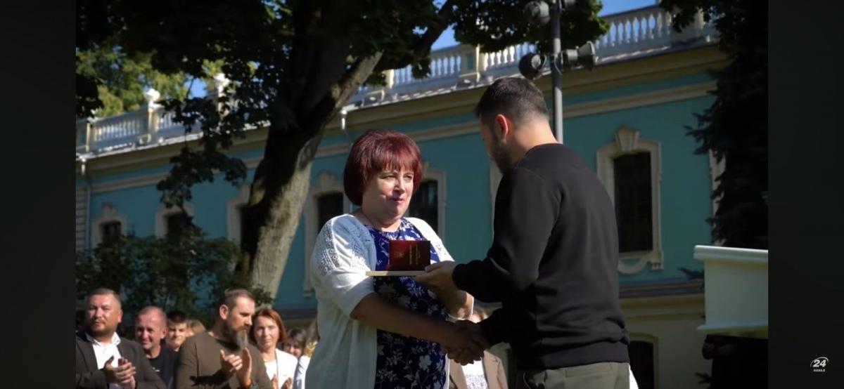 Новини Хмельницького - фото з Зеленський нагородив вчительку географії з Хмельницького. Розповідаємо історію Галини Чабан