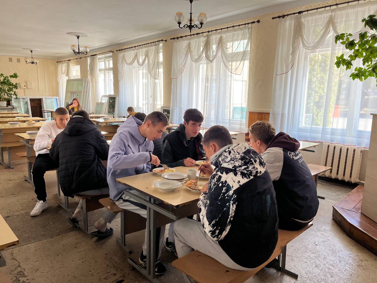 Новини Тернополя - фото з Чим годують дітей у школах Тернополя та скільки коштують страви: «20 хвилин» перевірили