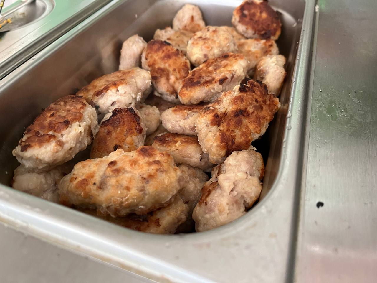 Новини Тернополя - фото з Чим годують дітей у школах Тернополя та скільки коштують страви: «20 хвилин» перевірили