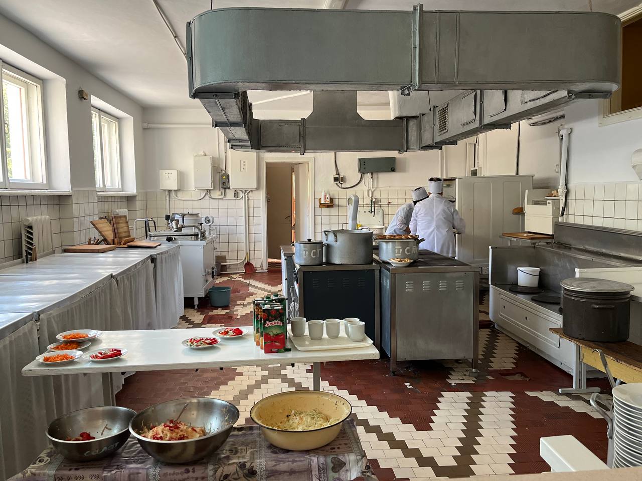 Новини Тернополя - фото з Чим годують дітей у школах Тернополя та скільки коштують страви: «20 хвилин» перевірили