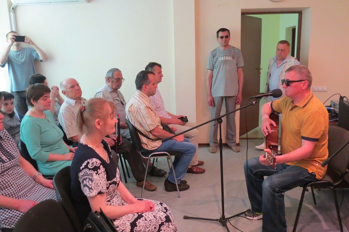 Новини Вінниці - фото з Незрячий бард-переселенець написав пісню про «руду осінь»