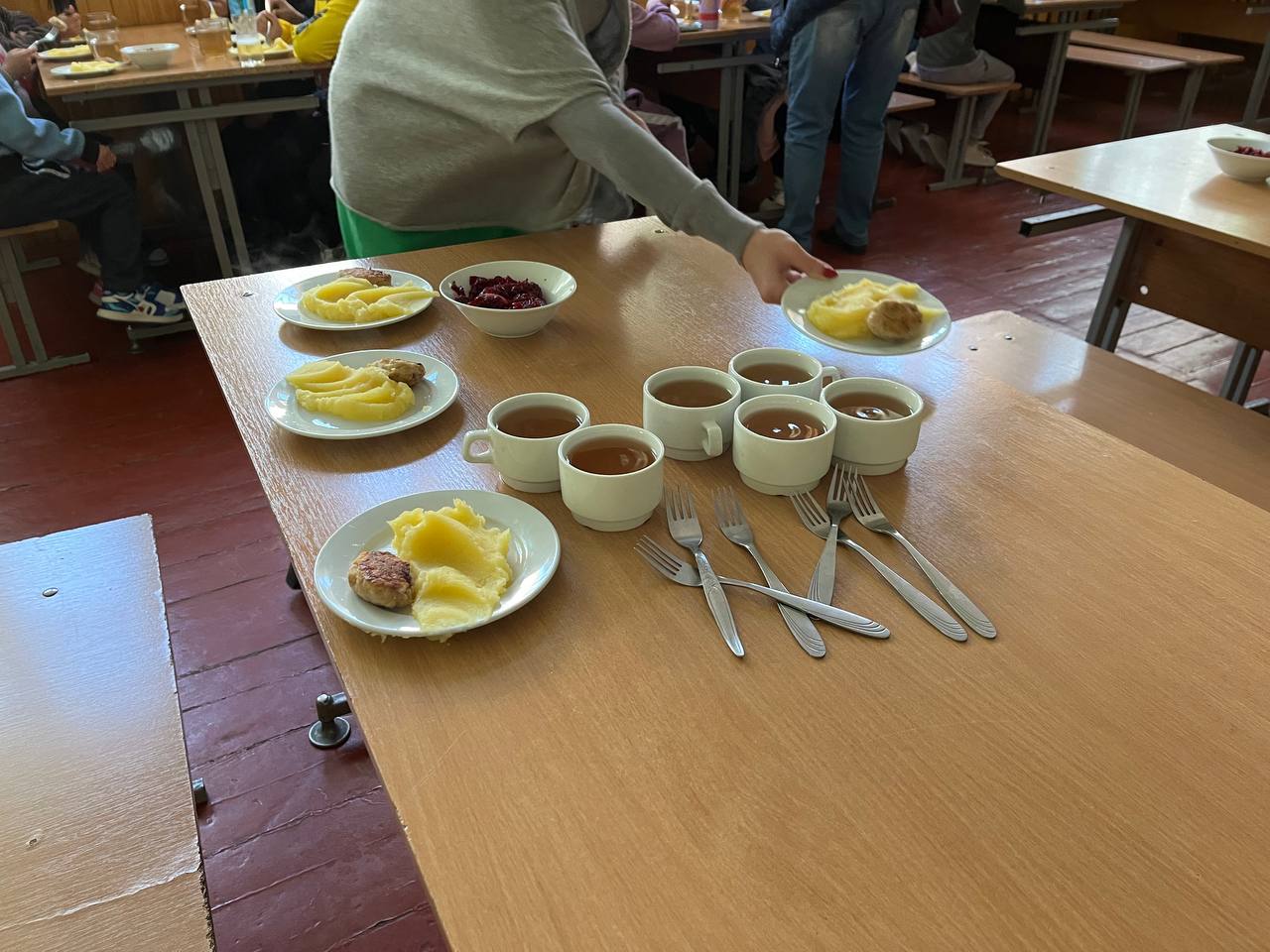 Новини Тернополя - фото з Чим годують дітей у школах Тернополя та скільки коштують страви: «20 хвилин» перевірили