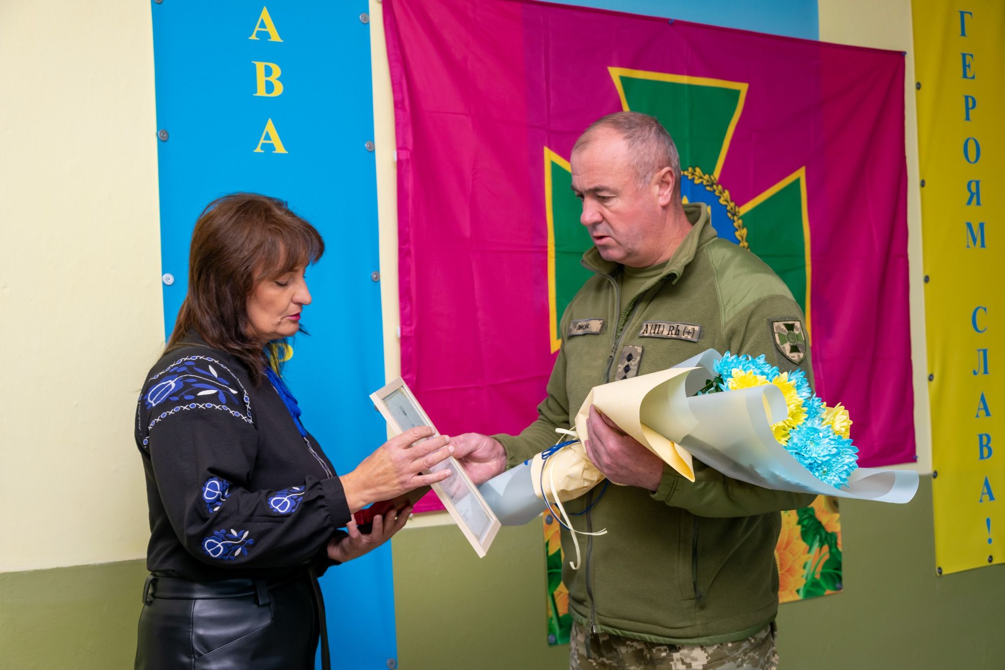 Новини Хмельницького - фото з Сім’ям полеглих прикордонників з Хмельниччини вручили державні нагороди