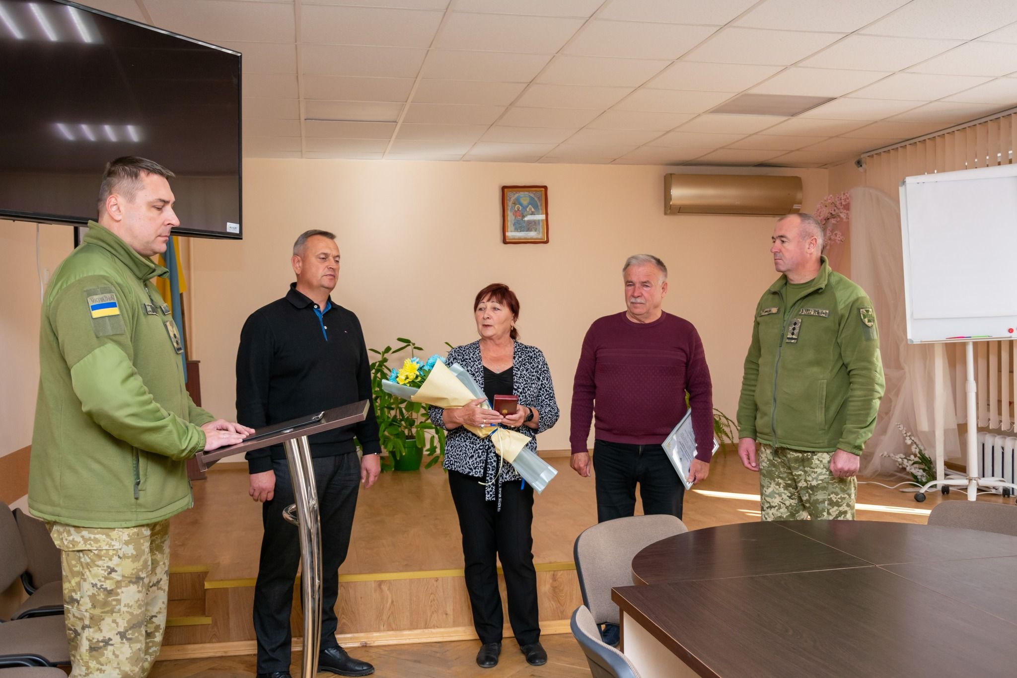 Новини Хмельницького - фото з Сім’ям полеглих прикордонників з Хмельниччини вручили державні нагороди
