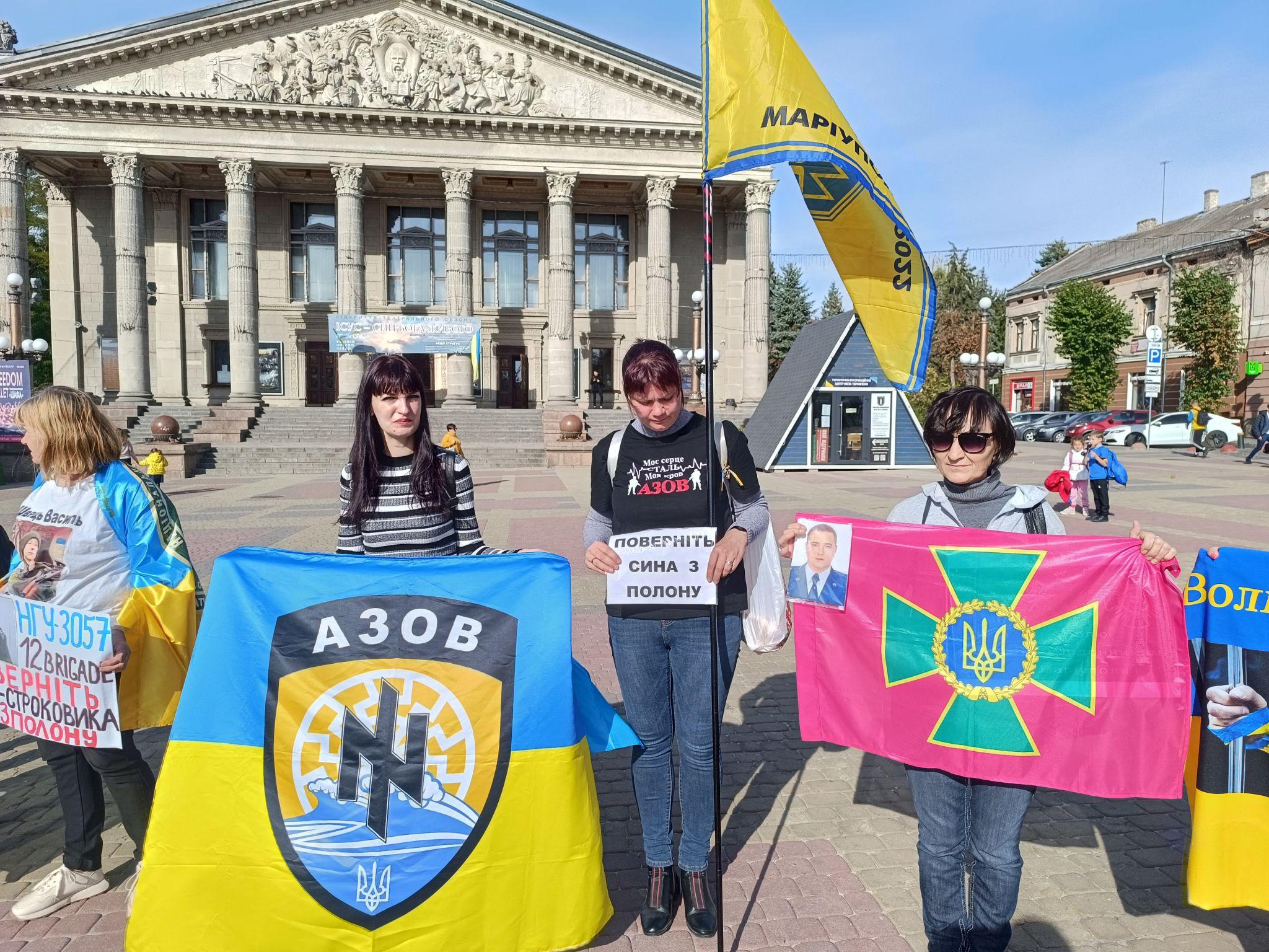 Новини Тернополя - фото з На Театральному майдані відбувається акція на підтримку полонених захисників Маріуполя