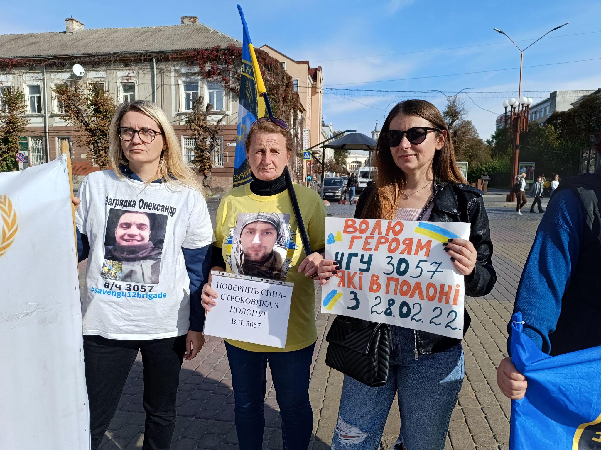 Новини Тернополя - фото з На Театральному майдані відбувається акція на підтримку полонених захисників Маріуполя