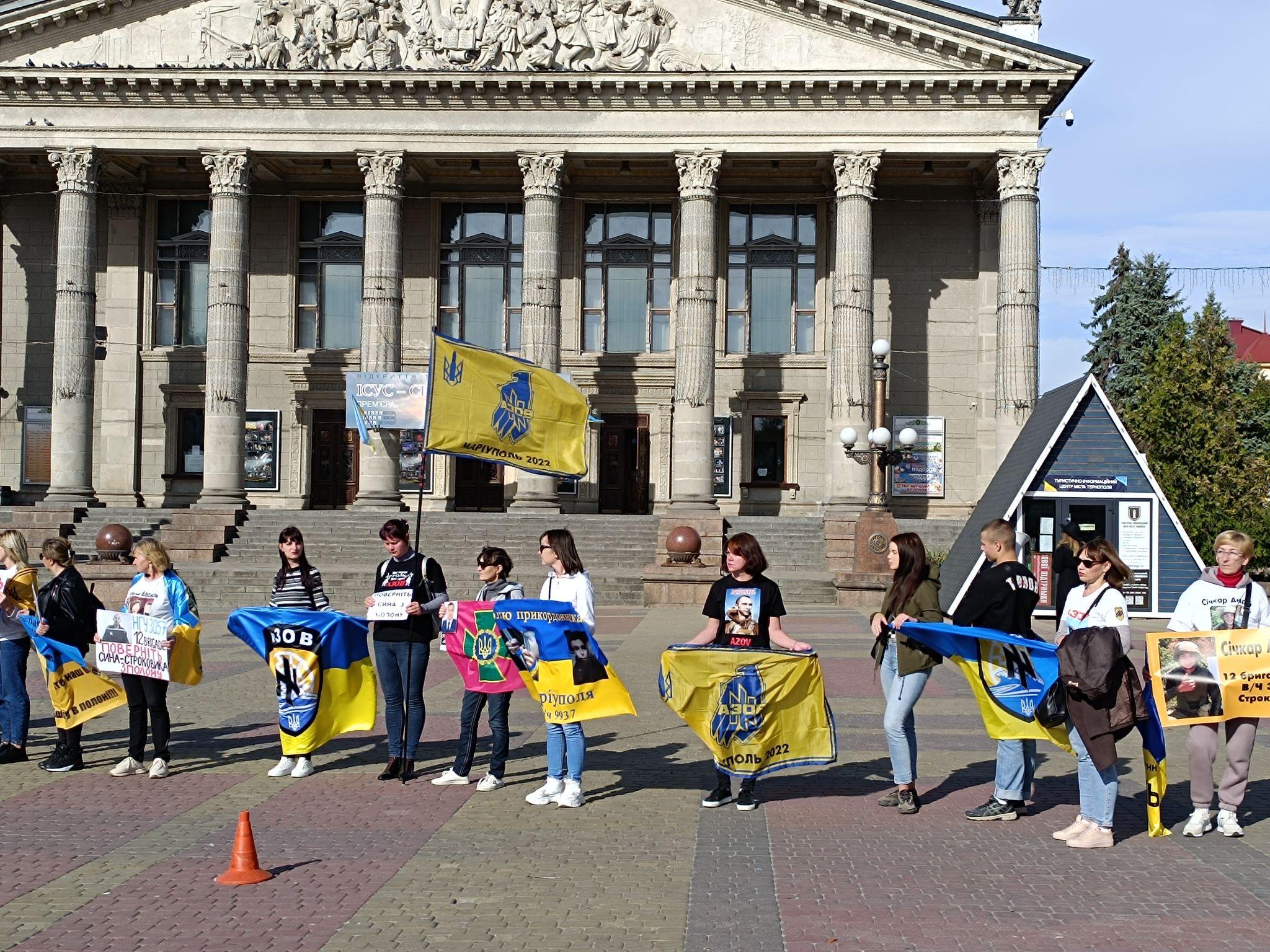 Новини Тернополя - фото з На Театральному майдані відбувається акція на підтримку полонених захисників Маріуполя