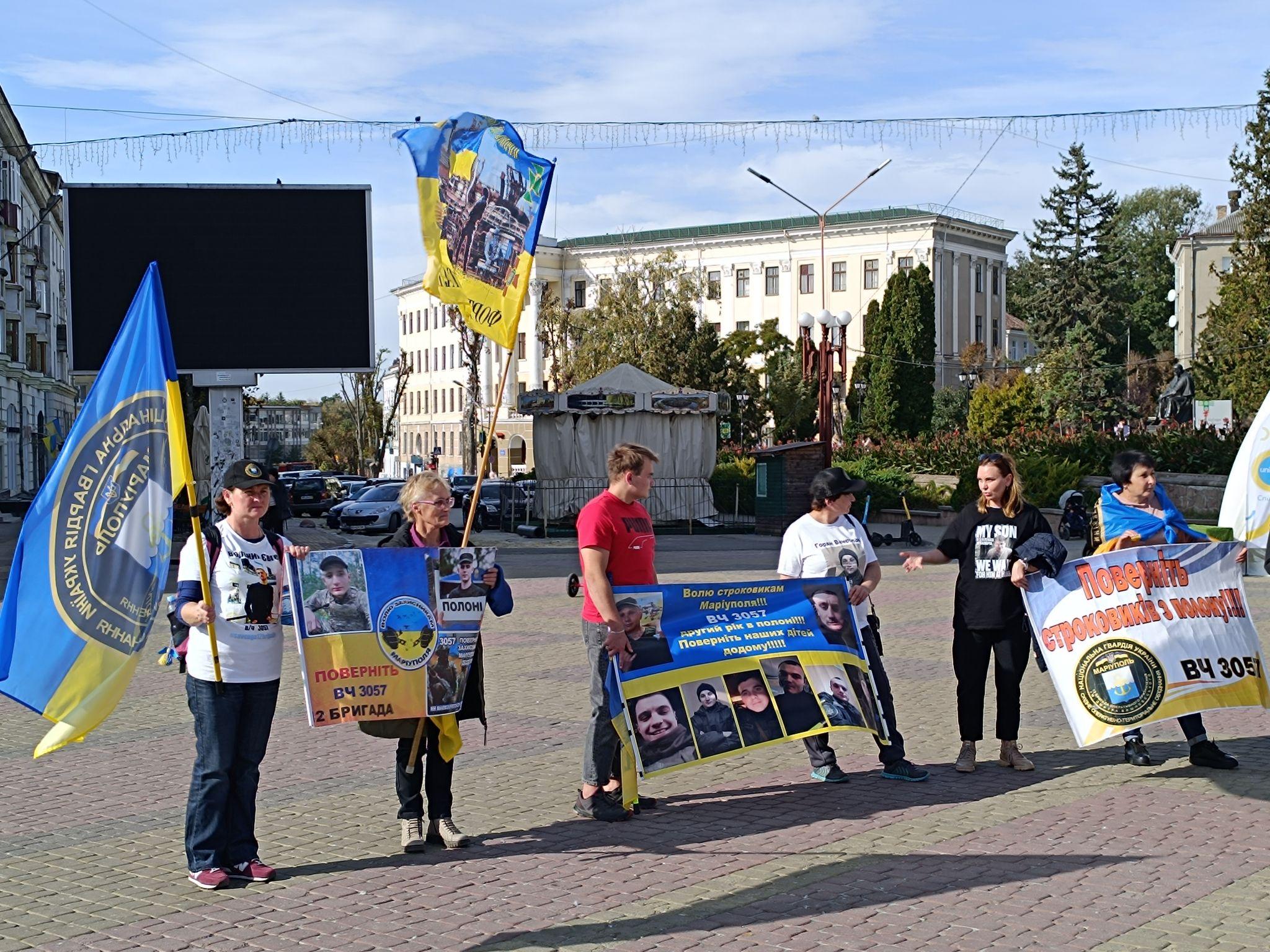 Новини Тернополя - фото з На Театральному майдані відбувається акція на підтримку полонених захисників Маріуполя