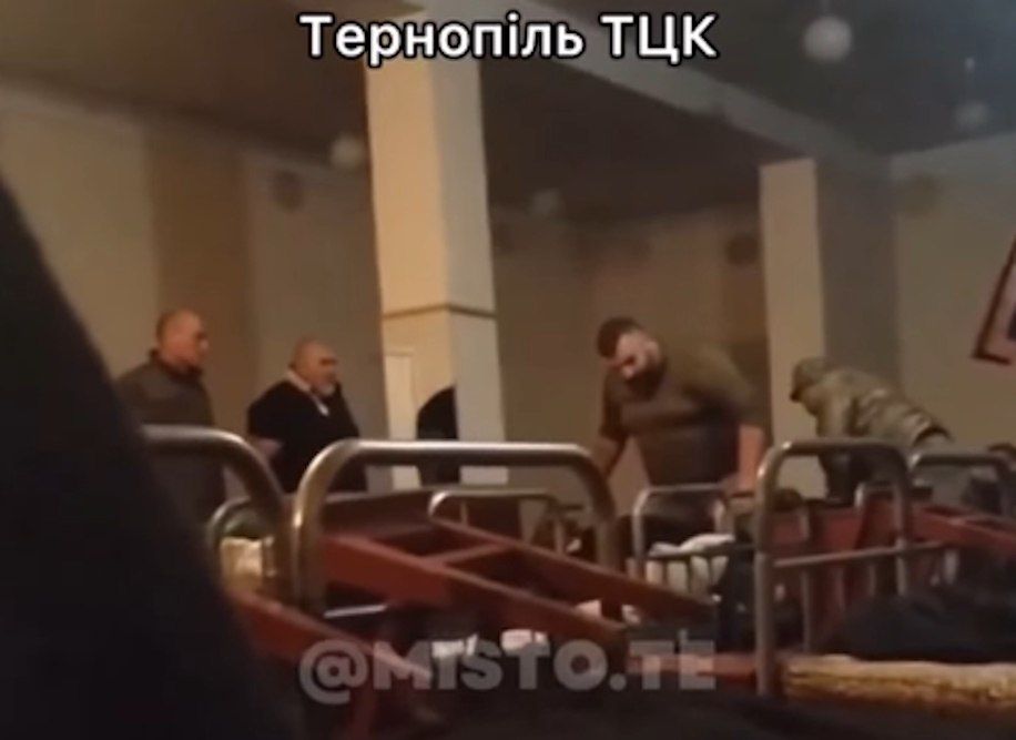 Новини Тернополя - фото з Суд обрав запобіжні заходи двом працівникам Тернопільського військкомату, яких підозрюють у катуванні