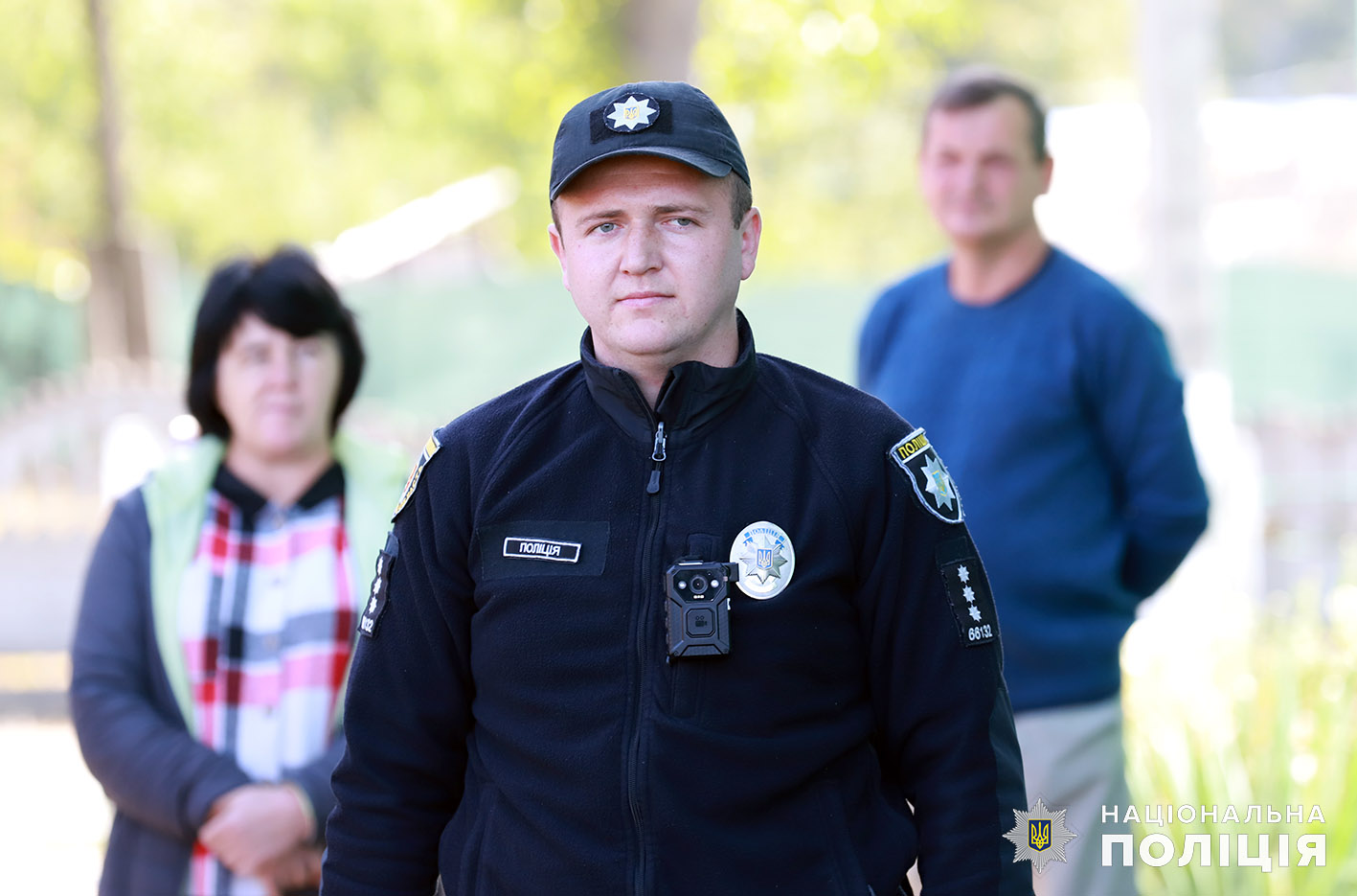 На зображенні може бути: 3 людини та текст