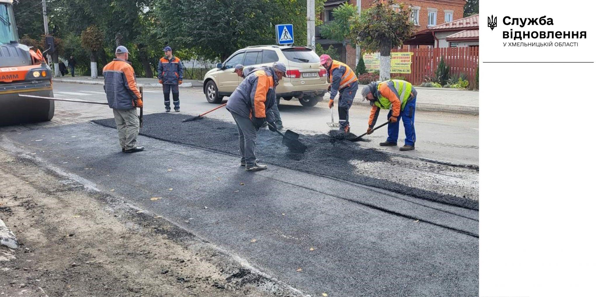 Новини Хмельницького - фото з Дорожники “латають” ями біля Ярмолинець (ФОТО)