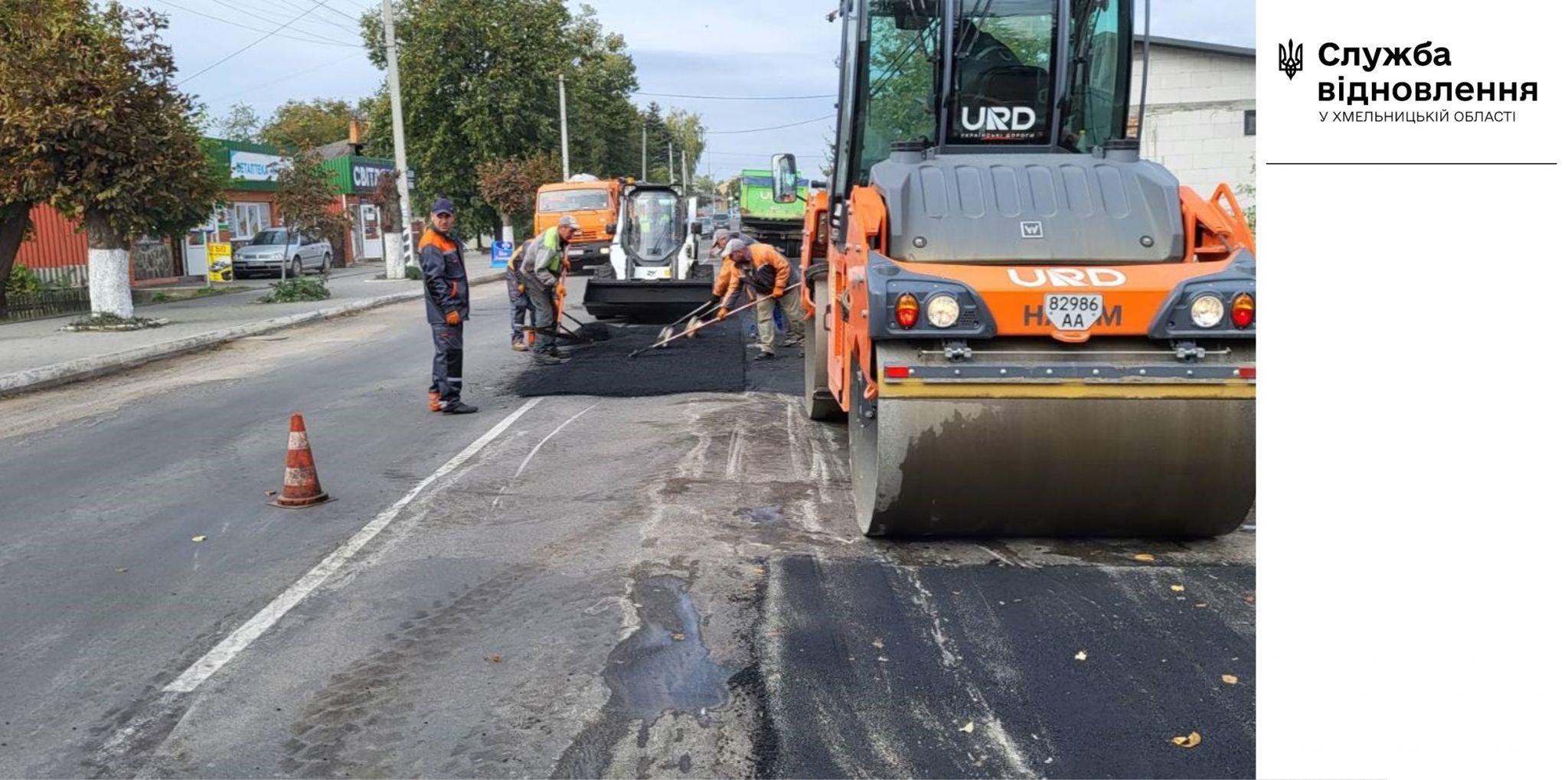 Новини Хмельницького - фото з Дорожники “латають” ями біля Ярмолинець (ФОТО)
