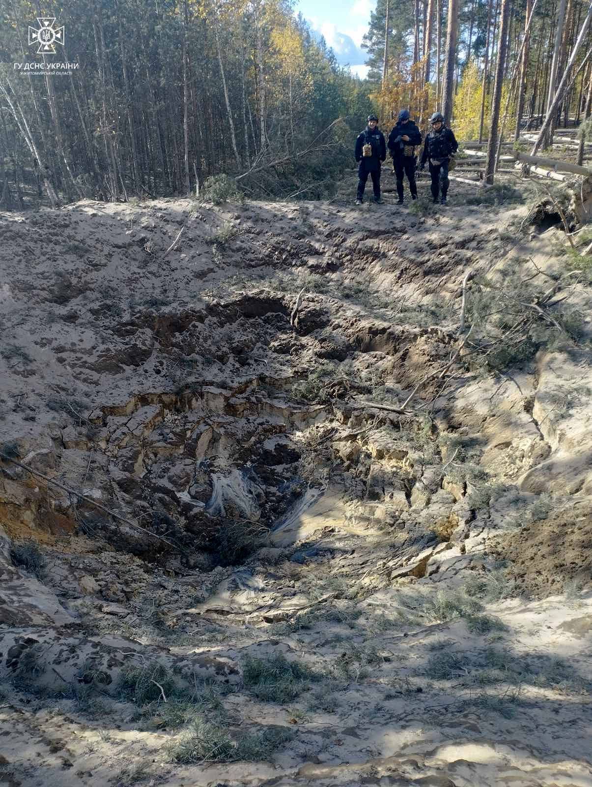 Новини Житомира - фото з У лісі на Народиччині лісники виявили сучасну авіабомбу