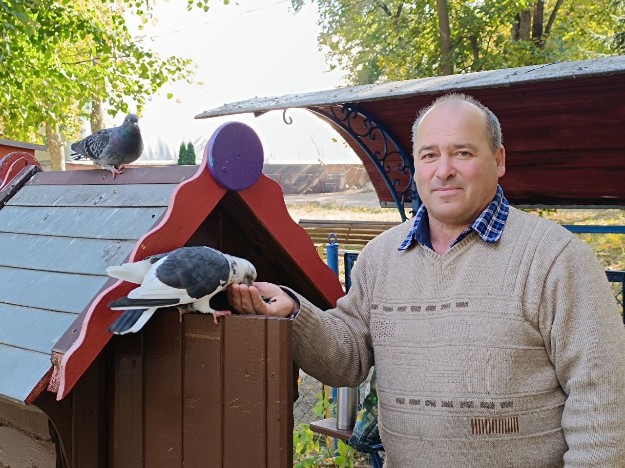 Новини Вінниці - фото з Зношує по три пари взуття за сезон. Як «дядя Толя» зробив щасливими 400 тисяч дітей