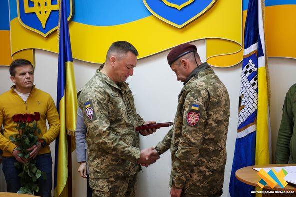 Новини Житомира - фото з Рідним полеглих житомирян передали посмертні державні нагороди