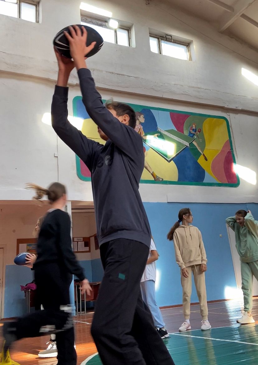 Новини Вінниці - фото з Флаг-футбол на уроках фізкультури. Ліцеям Вінниці подарували інвентар для цього виду спорту