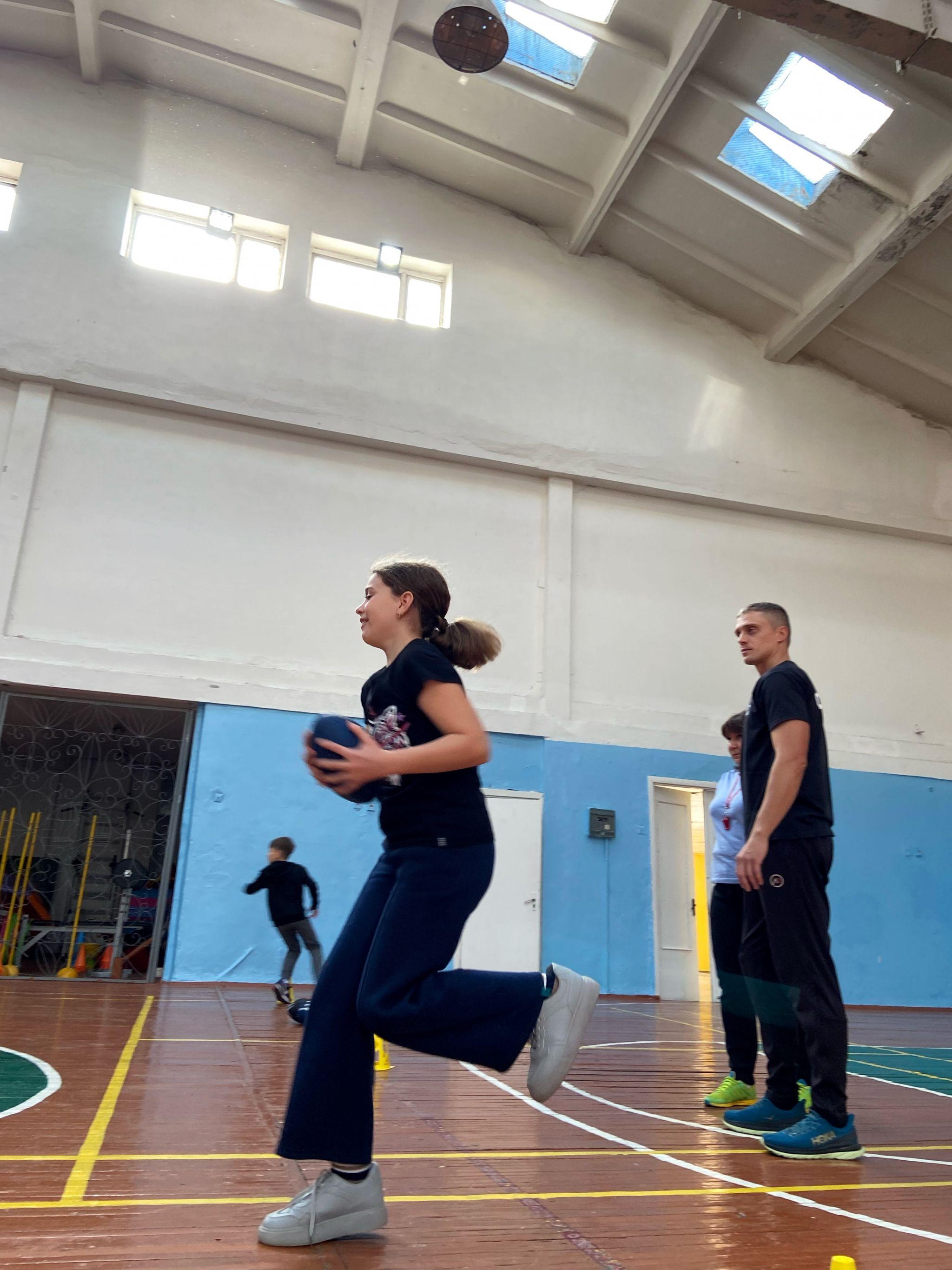 Новини Вінниці - фото з Флаг-футбол на уроках фізкультури. Ліцеям Вінниці подарували інвентар для цього виду спорту